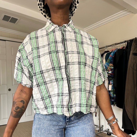 Vintage boxy blouse.  Fits like M/L.  Has a wrinkly texture. Perfect condition. - Picture 3 of 7